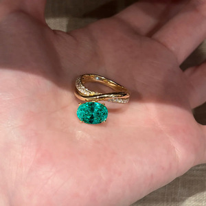 Anillo <span class=keywords><strong>de</strong></span> Compromiso <span class=keywords><strong>de</strong></span> Lujo <span class=keywords><strong>con</strong></span> Circonita Cúbica Paraiba <span class=keywords><strong>de</strong></span> Corte Ovalado para Mujer, Chapado en <span class=keywords><strong>Oro</strong></span> <span class=keywords><strong>de</strong></span> 18K, <span class=keywords><strong>con</strong></span> Banda Ondulada Cruzada y Circonitas Pavé - Product Image 3