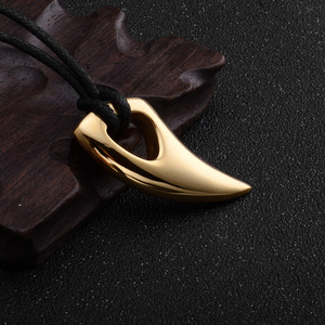 Pendentif en acier titane finition miroir, design minimaliste, motif dents de loup, pendentif personnalisé corne de taureau pour homme, vente en gros. - Product Image 2