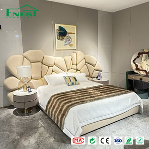 Lit King Size Moderne en Velours Italien de Luxe avec Tête de Lit Haute Courbée et Capitonnée en Forme de Pétale, Mobilier de Chambre de Villa de Luxe - Product Image 1