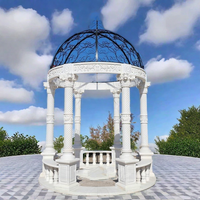 Gazebo extérieur élégant en marbre grec moderne de luxe, poli à la main, avec toit métallique