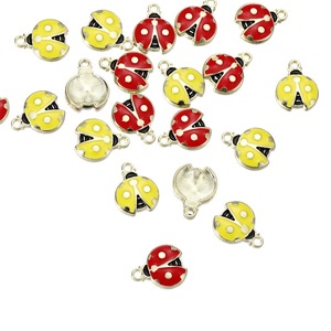 Pendentif en alliage de coccinelle rouge et jaune pour attaches de cheveux, bijoux faits à la main, cadeau DIY - Product Image 1
