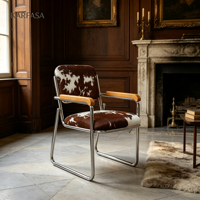 Fauteuil cantilever en cuir de vachette avec structure chromée et accoudoirs en bois, style Mid-Century Modern, motif marron et blanc, pour bureau, salle à manger ou salon.