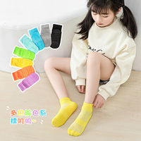 Chaussettes de Pilates antidérapantes pour enfants, chaussettes antidérapantes avec points en caoutchouc pour le yoga, la barre, le trampoline, la remise en forme, les entraînements, chaussettes de yoga pour enfants