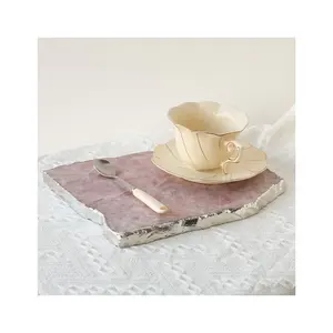 Роскошная тарелка из натурального розового кварца с серебряным ободком