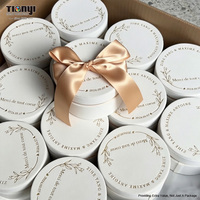 Runde, stabile Geschenkbox mit individuellem Goldfolien-Logo und Schleifenband für Hochzeitsgeschenke und Kerzenverpackungen