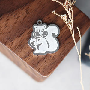 Qiandi Golden <span class=keywords><strong>Squirrel</strong></span> Holding <span class=keywords><strong>Acorn</strong></span> colgante collar para damas, acero inoxidable lindo Animal DIY accesorio - Product Image 1