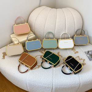 กระเป๋าถือสายโซ่แฟชั่นสำหรับผู้หญิงกระเป๋าสะพายไหล่เรียบง่ายกระเป๋าสีลูกกวาด - Product Image 1