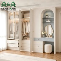 Armoire de style crème français avec vitrine en verre cintrée, niche de vanité bleu poudré, poignées et tiroirs dorés pour chambre à coucher