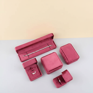 Elegante Scatola per Gioielli Tengji in Velluto Rosso Vino, Stile Europeo, Rettangolare/Quadrata, con Chiusura Magnetica e Incisione - Product Image 3