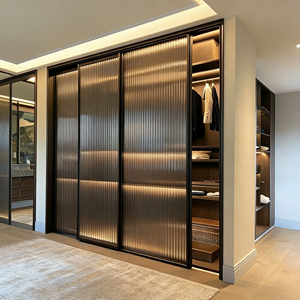 Armoire BALOM avec porte en verre et cadre en bois personnalisé, moderne, à plusieurs niveaux, cloison de rangement, meuble de chambre à coucher, armoire - Product Image 1