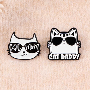 Venta al por mayor de broches de animales lindos gatos mamá papá suave solapa pines para gatos amante regalo en sombreros ropa y bolsos - Product Image 2