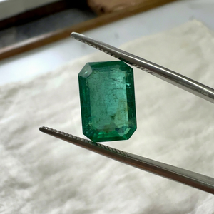 Émeraude naturelle zambienne de 4,93 carats, taille octogonale, pierre précieuse non montée |   Jai Narayan Gems - Pierre précieuse verte authentique, évaluée par un tiers, pour la joaillerie fine - Product Image 1