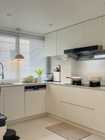 Armoire de cuisine minimaliste moderne sans poignées avec tiroirs et porte à charnières en laque blanche pour salle à manger