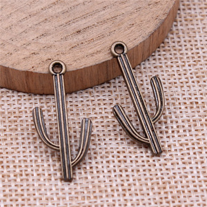Colgante de <span class=keywords><strong>Cactus</strong></span> Saguaro 14x29mm de Aleación de Zinc Plateado Antiguo con 1 Bucle para Collar Bohemio del Desierto - Product Image 4