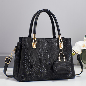 Sacs à main pour femmes en gros, pas chers, grands, noirs, décontractés, à bandoulière, avec fermeture éclair, décoration de lettres, imperméables, en PU et polyester - Product Image 2