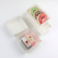 Emballage de dessert élégant: boîte carrée en ivoire blanc avec couvercle en PET sécurisé pour friandises de boulangerie