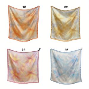 Foulard quadrato piccolo con sfumature di frangipani 70x70 cm per donna, accessorio moda - Product Image 1
