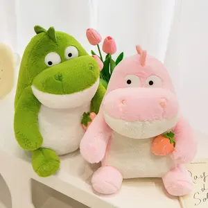 Usine personnalisée belle poupée en peluche de dinosaure tenant un cadeau de fraise décoration de la maison rose vert Couple peluches dinosaures peluches