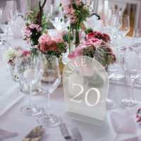 Vente directe usine : Présentoir de table en acrylique dépoli écologique avec impression UV, numéros de table de fête 1 à 20