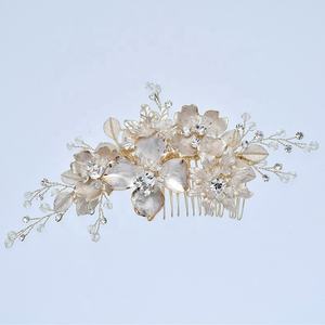 Di lusso In <span class=keywords><strong>Oro</strong></span> Foglia di Fiore Accessori Da Sposa Della Fascia Di Cristallo di Fantasia Damigelle <span class=keywords><strong>D</strong></span>'onore Copricapo Delle Donne Dei Capelli Pettini - Product Image 1