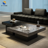 Table basse moderne et spacieuse en marbre KT STONE avec support stable pour conversations en famille, moments de thé et petits rassemblements.