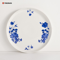 Assiette de présentation de luxe en porcelaine céramique, motif floral rétro gaufré blanc, personnalisable, pour mariage, de la manufacture de vaisselle