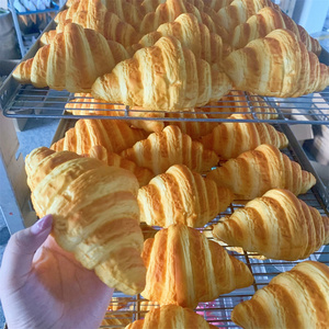 Modèle de croissant de vin à grande échelle, en plastique jaune original à haute élasticité, accessoires alimentaires factices pour la photographie, pâtisserie et magasin de boulangerie - Product Image 3