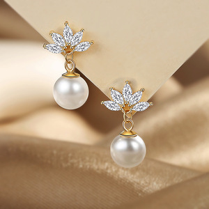 Orecchini a perno con petali di fiori decorati con perline, eleganti accessori da donna per feste e uso quotidiano, ideali come regalo. - Product Image 3