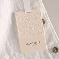 Étiquette de vêtement en papier personnalisable OEM, motif floral en relief, type panneau, avec épingle anti-effraction, écologique, de qualité supérieure