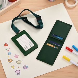 Porte-cartes d'identité et de crédit vertical en cuir de qualité professionnelle avec cordon rétractable et porte-badge - Product Image 1
