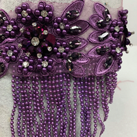 Aplikasi Gaun Pengantin Desain Batu Kristal dengan Motif Berlian Imitasi, Kain Renda Emas, Bentuk Bunga, Aksen Manik-Manik & Hiasan Rumbai