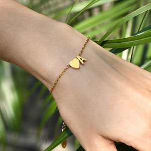 Bracelet à breloques en acier inoxydable <span class=keywords><strong>Aimee</strong></span> avec initiale en forme de cœur, plaqué or 18 carats, hypoallergénique, sans nickel, bijoux tendance pour - Product Image 3
