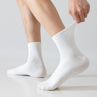 Chaussettes de sport professionnelles en gros à compression moyenne, antibactériennes, pour la course à pied, l'alpinisme, le basketball et l'entraînement en extérieur pour hommes