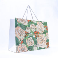 Maßgefertigte Blumenmuster-Geschenktüte aus Recyclingmaterialien mit Seilgriff und Slogan-Druck Elegante Verpackung für Geschenke und Kosmetik