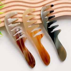 Peine de cuerno de búfalo premium con dientes anchos y lisos diseñado para hombres y mujeres para desenredar y peinar el cabello - Product Image 4