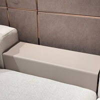 Canapé modulaire de luxe moderne et minimaliste en velours capitonné pour salons d'appartements et de villas