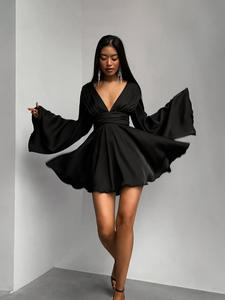 Primavera ed estate satinato nero sexy con scollo <span class=keywords><strong>a</strong></span> V maniche <span class=keywords><strong>a</strong></span> forma di <span class=keywords><strong>campana</strong></span> abito aderente multifunzionale <span class=keywords><strong>gonna</strong></span> corta da donna - Product Image 6