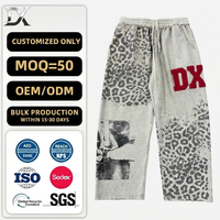 Pantalon de survêtement en chenille rouge avec imprimé photo léopard |   Joggers amples en molleton épais 460g à jambe large, ourlet brut, streetwear de luxe OEM
