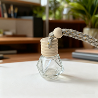 Bouteille de diffuseur de parfum d'air de voiture en verre de forme polygonale de luxe de 8ml avec couvercle en bois désodorisant suspendu vide