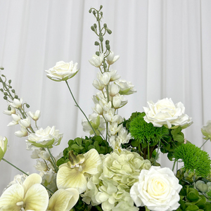 Boule de fleurs de mariage en soie artificielle réaliste vert émeraude, écologique, parfaite pour les centres de table de mariage romantiques - Product Image 4