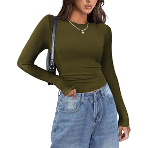 Camiseta de manga larga para mujer, con interior cepillado y corte ajustado, ideal para capas en climas fríos y comodidad acogedora en interiores en invierno. - Product Image 2