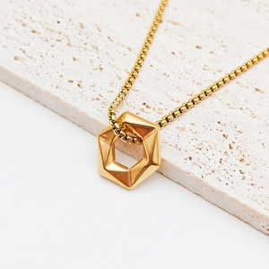 Colliers minimalistes hexagonaux en acier inoxydable plaqué or 18 carats, bijoux tendance, collier avec pendentif hexagonal géométrique pour femmes - Product Image 4