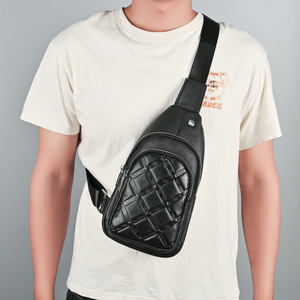 Bolso de Pecho de Cuero Genuino para Hombre, Negro, Gran Capacidad, Transpirable, para Viajes de Negocios, con Diseño de Cierre en Relieve - Product Image 1