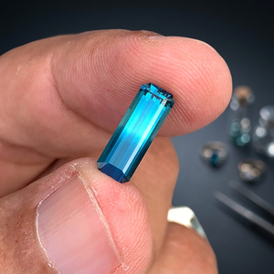 Turmalina Bicolor Azul Neón Natural de 3.0 CT, Corte Excelente, Forma Esmeralda, Claridad Impecable, 14.3x5.0x4.2mm - Product Image 2