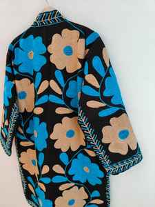 Chaqueta Suzani Bordada a Mano, Abrigo Largo Floral Rojo y Blanco, Estilo Boho Chic, Prenda Artesanal, Chaqueta de Estilo Festivo - Product Image 2