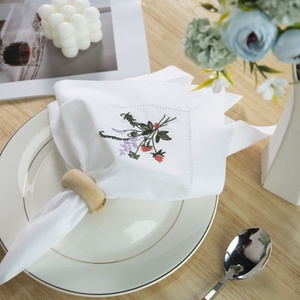 Vente en gros de serviettes en coton biodégradables faites à la main brodées de fleurs Accessoires de table en lin blanc pour mariages - Product Image 4