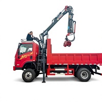 Gru forestale per il carico di tronchi su camion
