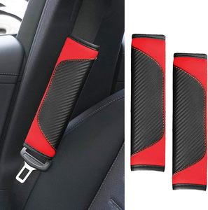 2 Fundas para Cinturón de Seguridad de Coche, Cojín para Hombro (Rojo) de Fibra de Carbono y Cuero PU, Resistentes a Arañazos y Rayos UV - Product Image 1
