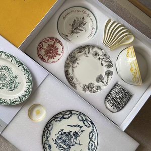 Service de table en porcelaine de luxe européenne très vendu, 41 pièces en porcelaine fine - Product Image 2