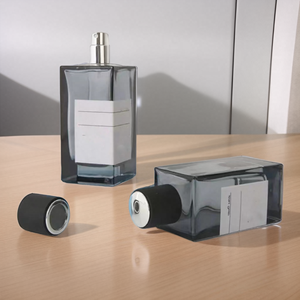 Bouteille de parfum en verre noir vintage rectangulaire de 50ml couvercle en plastique portable vide de <span class=keywords><strong>30ml</strong></span> 100ml carré cosmétique sérigraphie par pulvérisation - Product Image 2